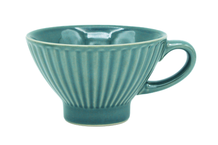 Tisch mit mehreren bretonischen Cidre-Bolées bei einem Fest in der Bretagne