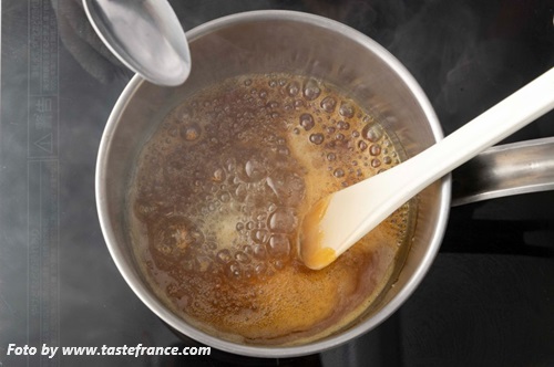 Detailaufnahme der Caramelcreme, süßer Aufstrich, französische Feinkost, Bretagne