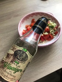 Chouchenn-Honigessig-Dressing dekorativ präsentiert auf Tisch, Bretagne, französische Spezialität, Feinkost