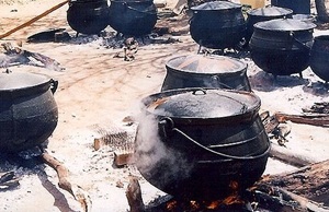 Kupferkessel mit bretonischer Spezialität, französische Feinkost, Bretagne