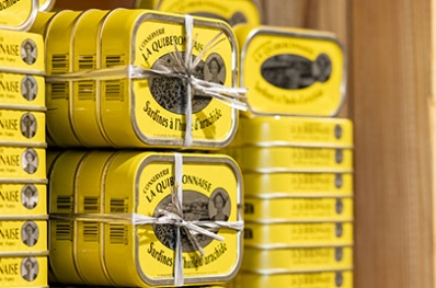 Mehrere Dosen Ölsardinen nebeneinander aufgereiht