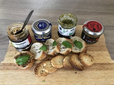 Rillettes, Terrinen und Pâté dekorativ präsentiert im bretonischen Ambiente, Bretagne Allerlei