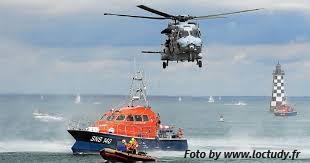 Rettungsboot der SNSM im Einsatz vor der Küste der Bretagne
