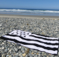 Preview: Badehandtuch Gwenn ha Du in Schwarz-Weiß am Strand ausgebreitet