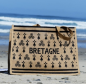 Preview: Jutetasche 50x35x22 cm mit Aufschrift „Bretagne“ und Triskele auf weißem Hintergrund