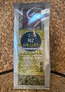 Algenreis mit Gemüse und Kräutern angerichtet