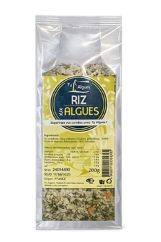 Algenreis mit Gemüse und Kräutern angerichtet