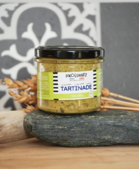 Knoblauchaufstrich von Pikoù Panez in Glas mit frischem Knoblauch