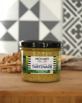 Zucchini-Cashew-Aufstrich von Pikoù Panez in Glas mit frischen Zutaten