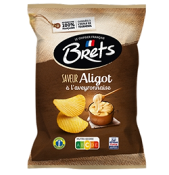 Tüte Brets Chips Aligot à l’Aveyronnaise auf Tisch, Vorderseite mit Logo, Schriftzug und Abbildung eines Topfes mit Aligot