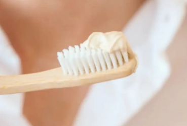 Bürste mit aufgetragener ENDRO Zahnpasta – bereit zum Putzen