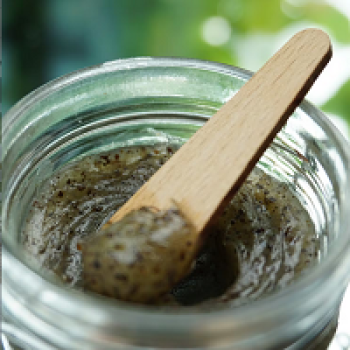 Preview: Nahaufnahme der gelartigen Textur mit Hanfsamenschalen