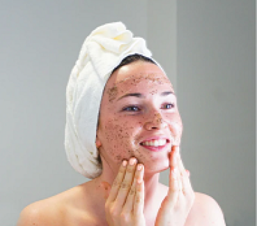 Preview: Anwendung des sanften Gesichtspeelings auf der Haut