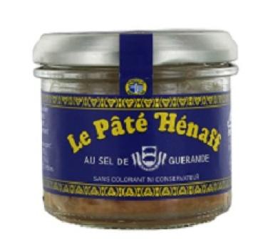 Le Pâté Hénaff in seiner klassischen Dose auf Holzbrett mit Baguette und Gewürzgurken