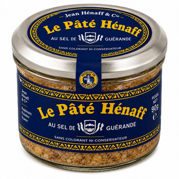 Le Pâté Hénaff in seiner klassischen Dose auf Holzbrett mit Baguette und Gewürzgurken