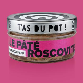 Zwiebel-Pâté im Glas mit Löffel, daneben Roscoff-Zwiebeln und Baguette