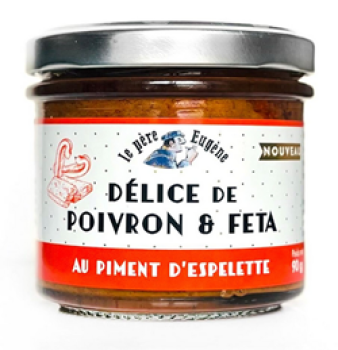 Pflanzlicher Paprika & Feta Brotaufstrich von Père Eugène mit Piment d’Espelette auf geröstetem Baguette, garniert mit frischen Kräutern