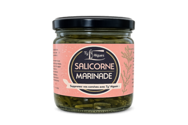Frische Salicorne (Seebohne) mit Karotten und Zwiebeln
