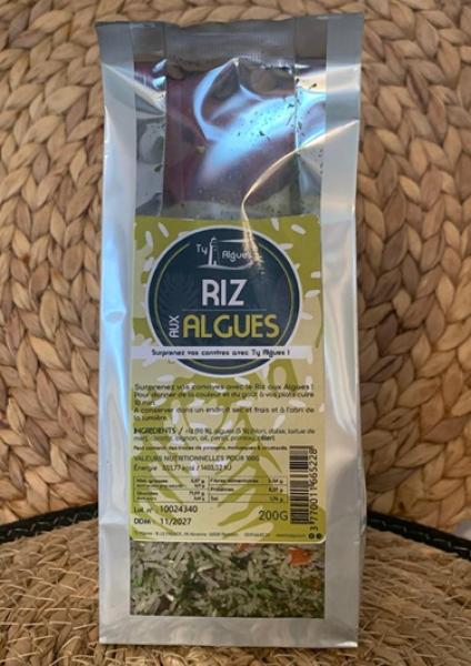 Algenreis mit Gemüse und Kräutern angerichtet