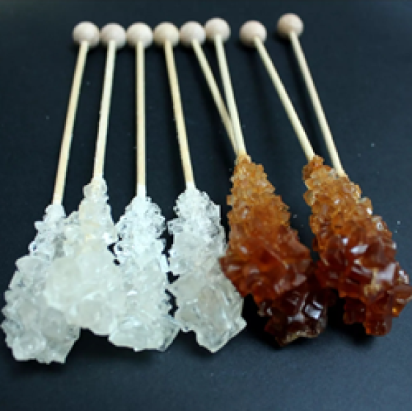 Zuckerstangen aus weißem und braunem Kandiszucker