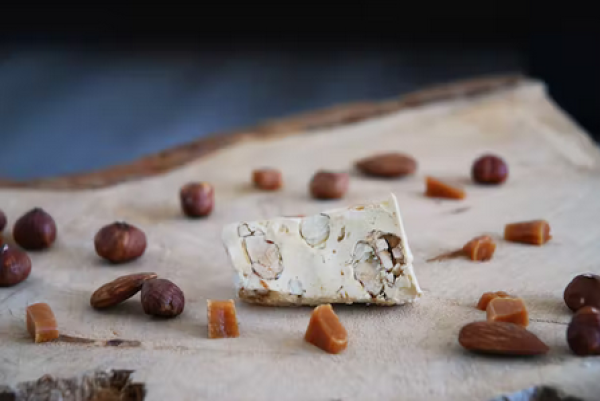 Detailaufnahme von Nougat mit Salzbutter-Karamell
