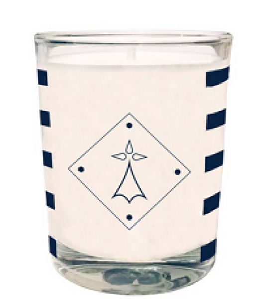 Dekorative Duftkerze auf Holzunterlage – Entspannung aus der Bretagne