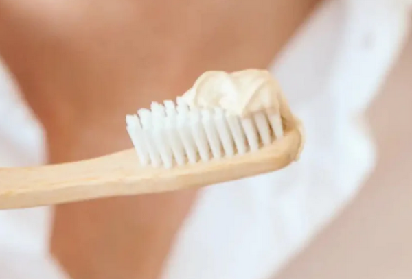 Bürste mit aufgetragener ENDRO Zahnpasta – bereit zum Putzen