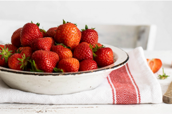 Erdbeeren-Sirup-Getraaenk-Erfrischung
