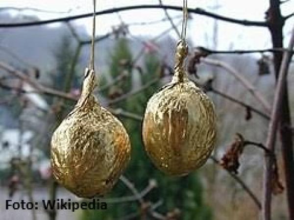 Nahaufnahme der fruchtigen Feigenkonfitüre mit Walnüssen im Glas