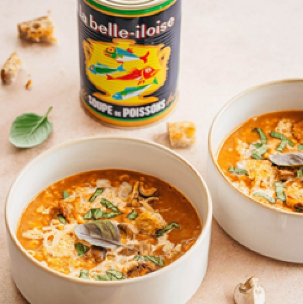 Servierte Fischsuppe Belle Iloise mit Baguette