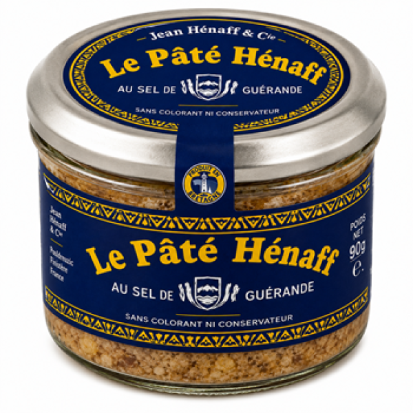 Le Pâté Hénaff in seiner klassischen Dose auf Holzbrett mit Baguette und Gewürzgurken