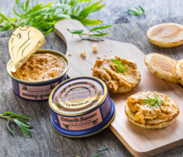 Cremige Lachscreme als Aufstrich auf Baguette