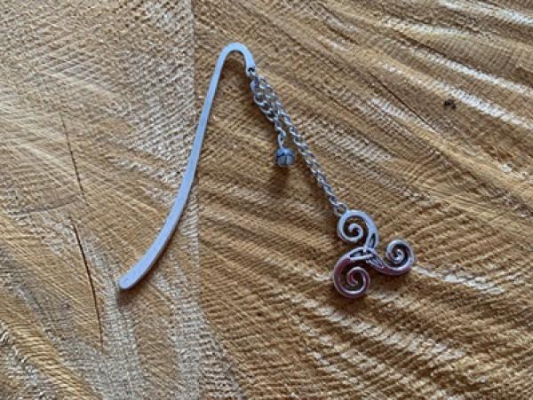 Lesezeichen mit Triskell-Motiv aus recyceltem Material