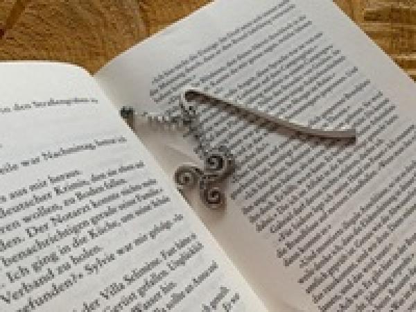 Handgefertigtes Lesezeichen mit kleiner Kugel – bretonisches Design