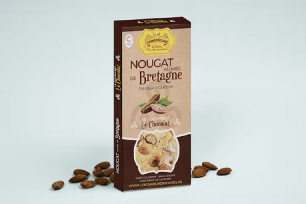 Nougattafel mit Zartbitterschokolade und Nüssen