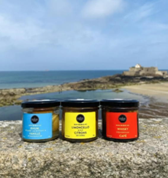 Mini Babas mit Limoncello Zitrone Nahaufnahme