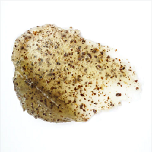 Verwandlung des Peelings in milchige Pflege beim Abspülen