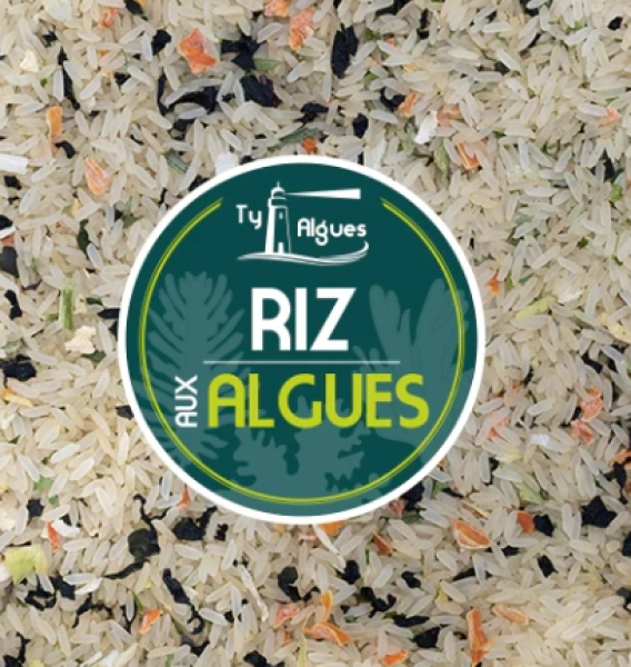 Gekochter Algenreis mit frischen Kräutern auf Teller serviert