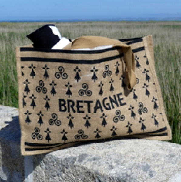 Jutetasche Bretagne & Triskele gefüllt mit Einkäufen