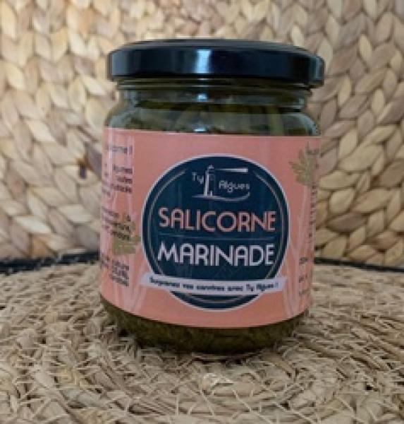 Frische Salicorne (Seebohne) mit Karotten und Zwiebeln