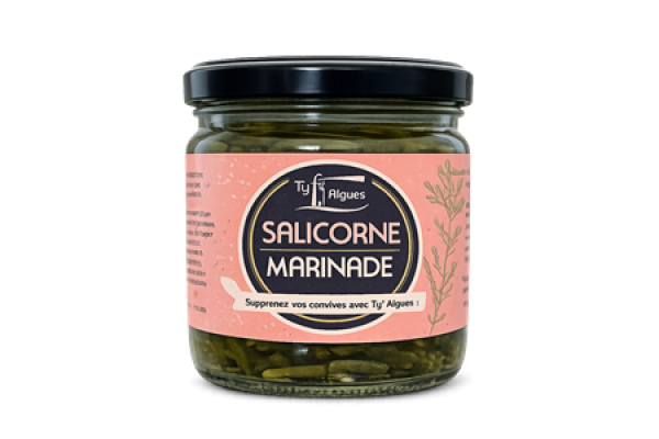 Frische Salicorne (Seebohne) mit Karotten und Zwiebeln
