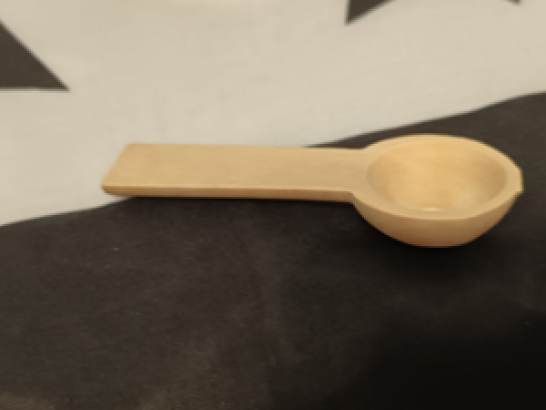 Quadratischer Keramiktopf mit Metallschließung und Holzlöffel