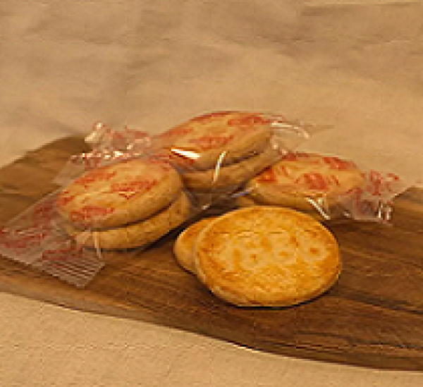 Knusprige Palets mit Butter und Zitrone zu Tee serviert