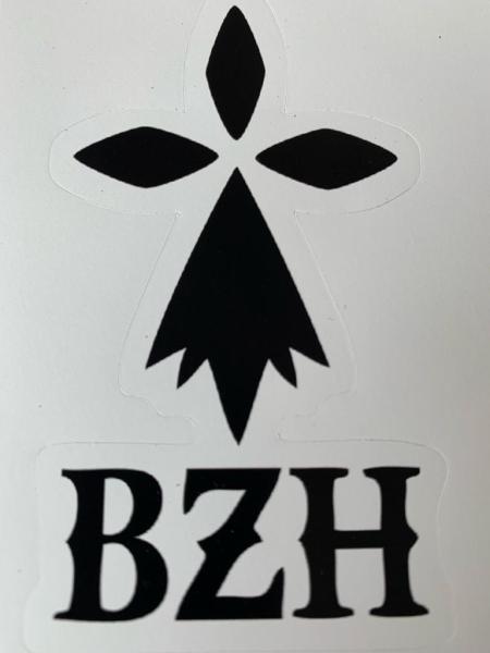 Sticker Hermelin BZH auf Laptop aufgeklebt