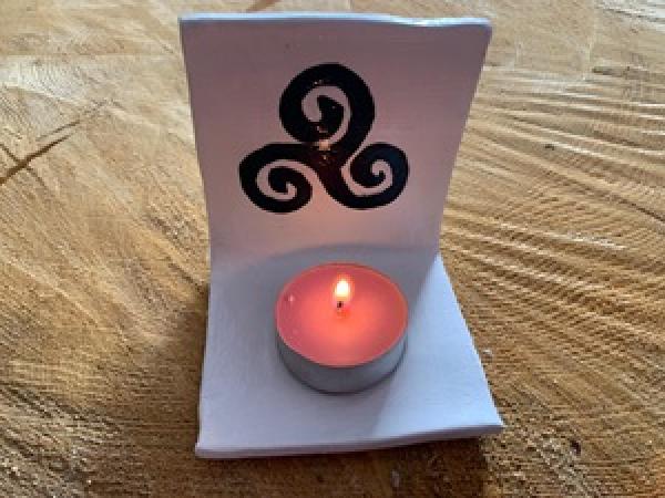 Teelichthalter mit keltischem Symbol Triskell aus recycelten Materialien