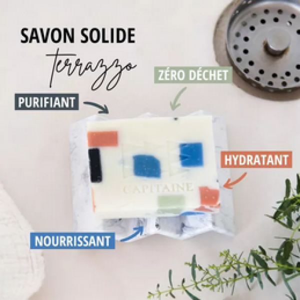 Zero-Waste Seife mit Aprikosenkernöl auf Holzunterlage