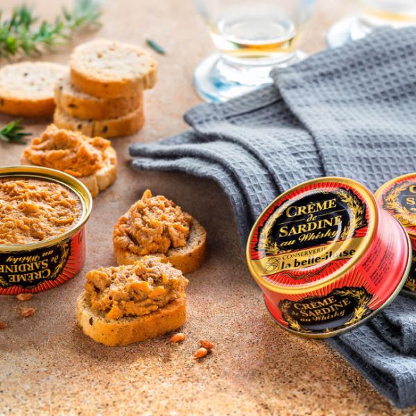 Elegante Apéritif-Platte mit Fischcreme, Crémant und knusprigem Brot