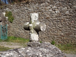 Steinernes Wegkreuz in der Bretagne, typisch bretonisch